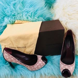 Sepia Monogram mini Lin peep-toe pumps